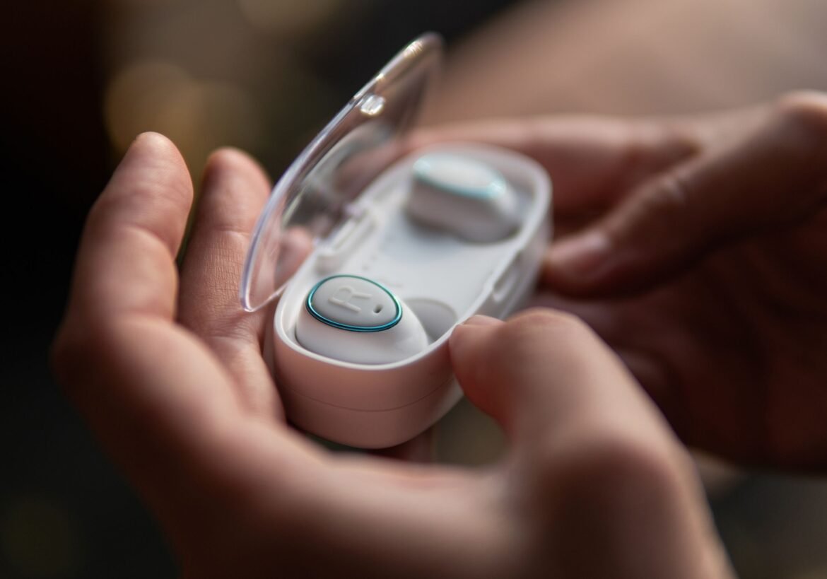 Holding HandsWireless Portable Speaker